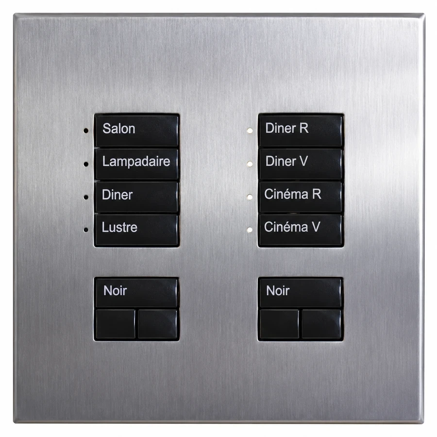 Clavier de scénarios Lutron posé dans un séjour, libellés gravés