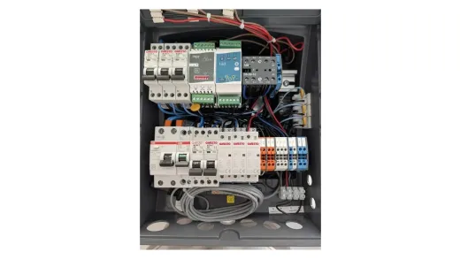 Coffret électrique de piscine ouvert, avec un module de pilotage connecté sur rail
