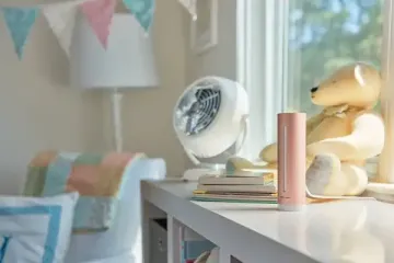 Capteur de qualité de l’air intérieur Netatmo posé dans une chambre