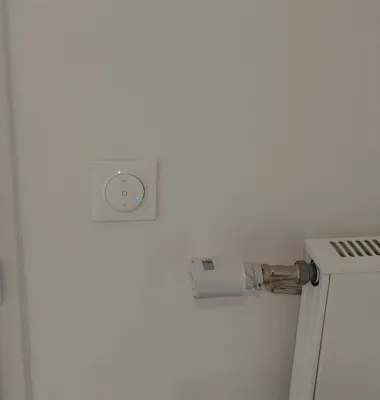 Tête thermostatique connectée Netatmo sur un radiateur et commande murale de volets dooxie Legrand
