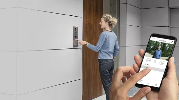Visiteur qui sonne à une platine DoorBird, et l’appel reçu en vidéo sur un smartphone