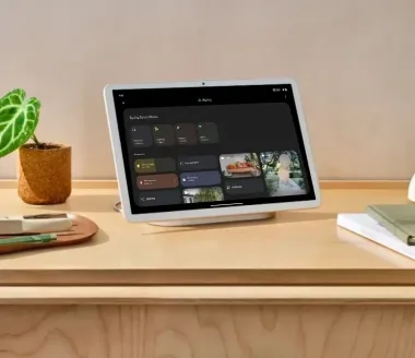Interface domotique sur écran connecté Google Nest Hub, piloté par l’IA Gemini