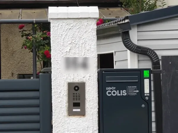 Boîte à colis connectée et platine de rue sur le pilier d’entrée